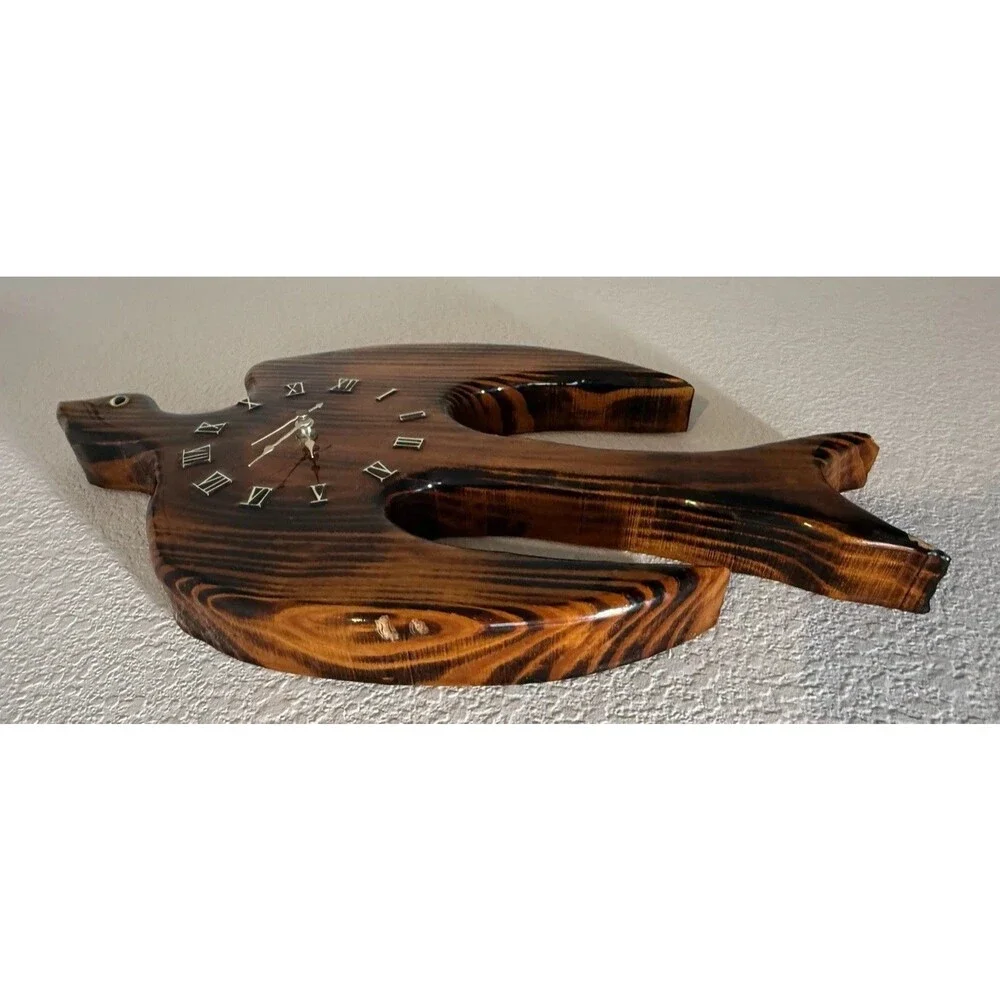 VTG 70th Cedar Stylized Bird Wall Clock Slab Wood Lacquer Rustic Cabin Decor